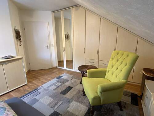 Schlafzimmer mit Einbauschrank - 