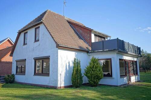 Ansicht Vorderseite - Volksbank Immobilien: Einfamilienhaus mit Einliegerwohnung auf herrlichem Grundstück