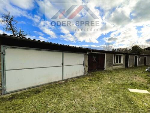 Nebengebäude Garagen - 