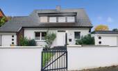 Hausansicht mit 2 Garagen - Freistehendes Einfamilienhaus in Meerbusch-Osterath mit Pool, Kamin und 2 Garagen