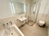 modernes Bad mit Dusche und Wanne - 