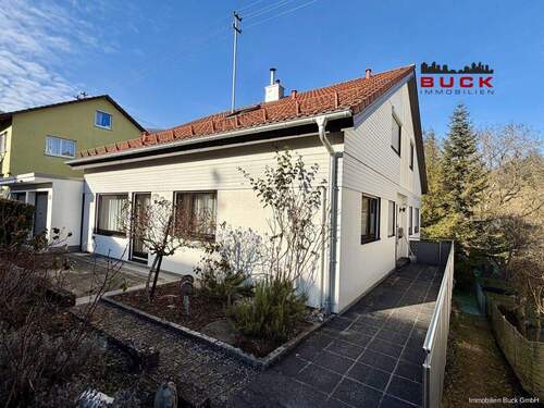 Hausansicht - 9 Zimmer Einfamilienhaus zum Kaufen in Kuchen