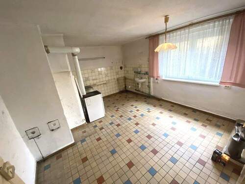 Küche: geräumige Küche mit Fenster - Einfamilienhaus mit 22,00 m&sup2; in Stadtroda zum Kaufen