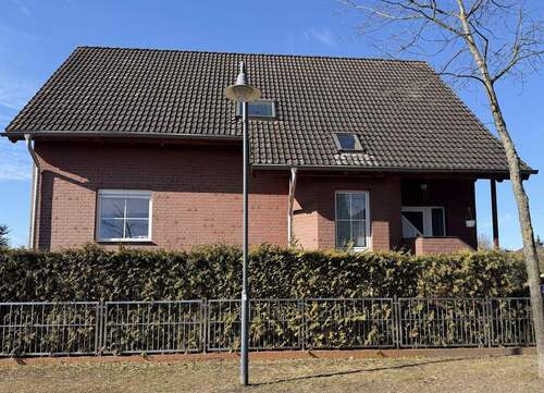 Straßenansicht - Geräumiges Zweifamilienhaus in ruhiger Lage mit Outdoorküche