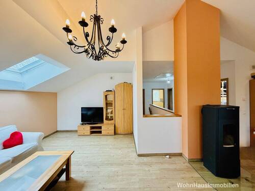 Wohnzimmer mit Kamin und offenem Flurbereich - Energieeffizienz A+ und Einliegerwohnung im EG so viele Möglichkeiten für Sie!