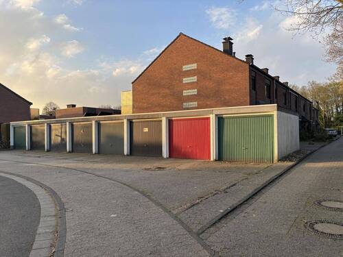 Hausreihe mit Garagen - 