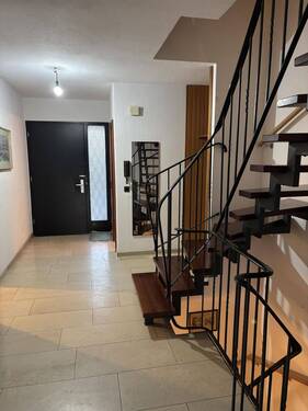 Eingangsbereich und Treppenhaus - 