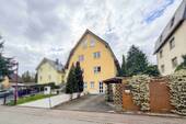 Hausansicht straßenseitig - *Familientraum* DHH in Sackgasse: 6-Zimmer, 160 m² WFL, Garten, Kamin, Terrasse, Balkon & Carport