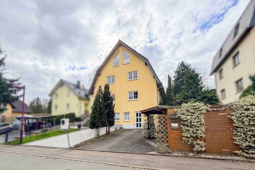 Hausansicht straßenseitig - *Familientraum* DHH in Sackgasse: 6-Zimmer, 160 m² WFL, Garten, Kamin, Terrasse, Balkon & Carport