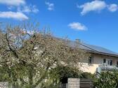 Haus Seitenansicht - Neuwertig saniertes 2-Familien-Haus zu verkaufen mit Wärmepumpe und großem Grundstück