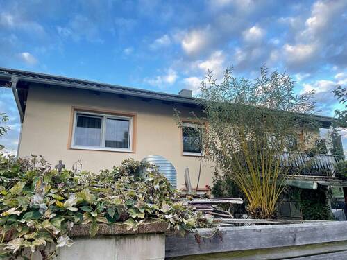 Hausansicht - 9 Zimmer Mehrfamilienhaus, Wohnhaus zum Kaufen in Winhöring