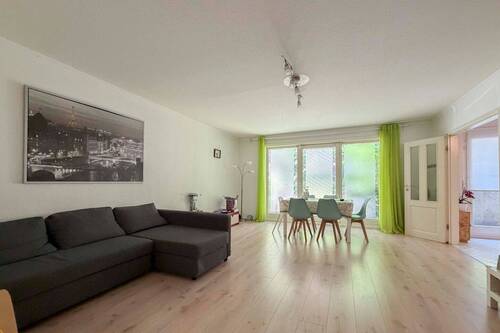 Wohnzimmer - Großzügige 3-Zimmer Wohnung mit Terrasse, Fußbodenheizung und Tiefgaragenstellplatz
