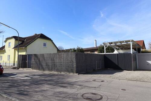 Außenansicht 2 mit Garage - 5 Zimmer Mehrfamilienhaus, Wohnhaus zum Kaufen in Landshut