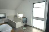 Badezimmer mit Badewanne - 