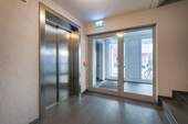 Eingangsbereich und Aufzug - 