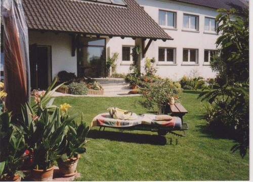 Rückseite: Terrasse mit Gartenbereich - 