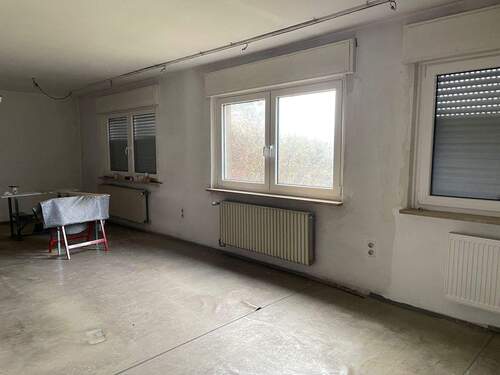 Erdgeschoss: Gewerbefläche - 9 Zimmer Mehrfamilienhaus, Wohnhaus zum Kaufen in Neustadt an der Aisch