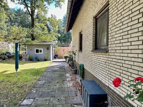 Seitliche Hausansicht mit Gartenhaus - 