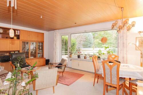 4.1 Wohnzimmer - 2 Zimmerwohnung im Erdgeschoss in zentraler Lage #Balkon #Garage