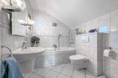 Schickes Vollbad im Dachgeschoss - 