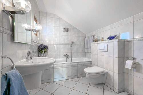 Schickes Vollbad im Dachgeschoss - 