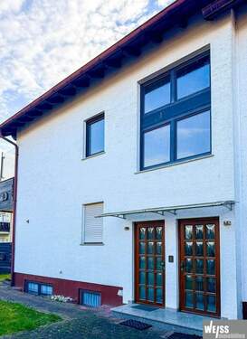 Hauseingang - 7 Zimmer Mehrfamilienhaus, Wohnhaus zum Kaufen in Großostheim