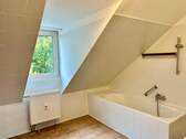 Badezimmer mit Badewanne und Tageslicht - Etagenwohnung mit 56,00 m² in Nürnberg zur Miete