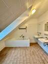 Badezimmer mit Badewanne und Tageslicht - 