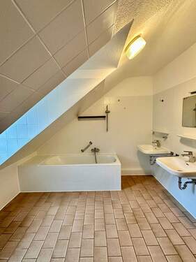 Badezimmer mit Badewanne und Tageslicht - 