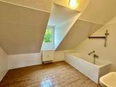 Badezimmer mit Badewanne und Tageslicht - 