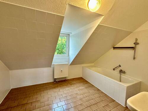 Badezimmer mit Badewanne und Tageslicht - 