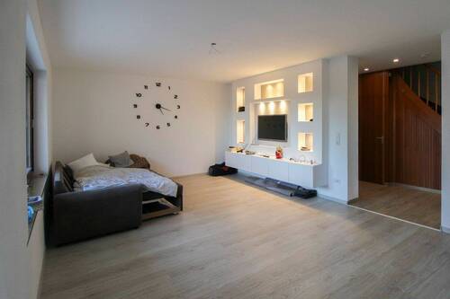 Wohnzimmer 1 - Freistehendes Familienhaus mit großem Garten, Balkon, Garage und Raum für Ihre eigenen Ideen