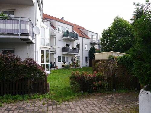 Blick von Hinten - Charmante 2,5 Zimmer Dachgeschosswohnung mit Balkon und Stellplatz