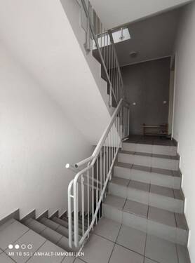 Treppenhaus - Etagenwohnung mit 62,80 m&sup2; in Bitterfeld-Wolfen OT Wolfen zur Miete