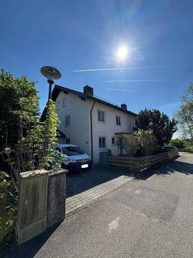 Hausansicht.jpg - Energetisch modernisierte DHH mit 118 m² Wohnfläche, Garage und 380 m² Grundstück in Langenpreising