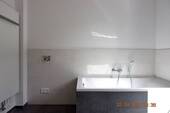 Bad mit Wanne und Dusche - 