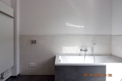 Bad mit Wanne und Dusche - 