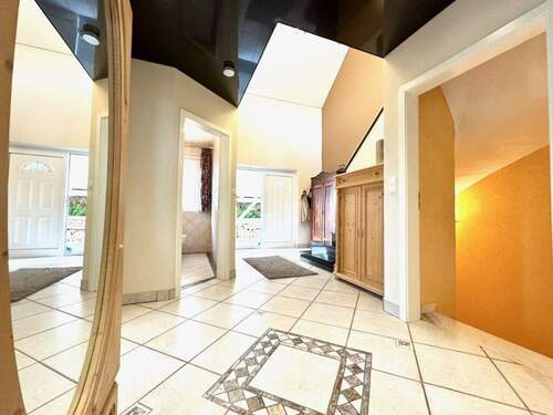 geräumige Diele - 8 Zimmer Einfamilienhaus in Wendelsheim