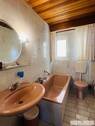 Tageslicht-Wannen-Bad im Erdgeschoss - 