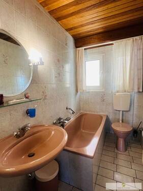 Tageslicht-Wannen-Bad im Erdgeschoss - 
