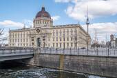 Das Berliner Schloss und der Fernsehturm in der Umgebung - 