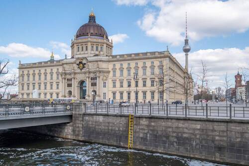 Das Berliner Schloss und der Fernsehturm in der Umgebung - 