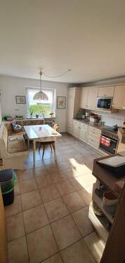 Blick in die Küche - 8 Zimmer Etagenwohnung in Karlsfeld