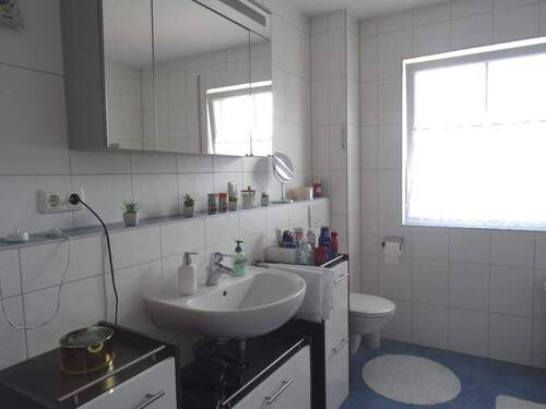 Bad - Waschbecken und WC - 