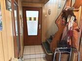 Flur mit Treppenaufgang Erdgeschoss - 