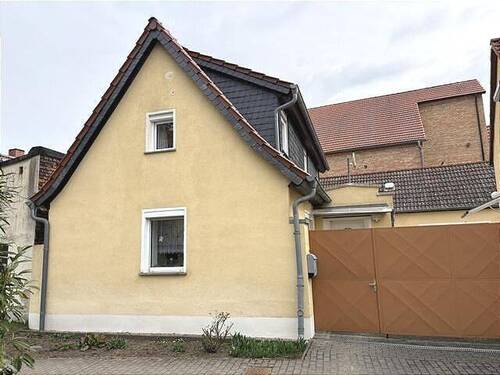 Außenansicht mit Einfahrt - 3 Zimmer Einfamilienhaus zum Kaufen in Nemsdorf-Göhrendorf