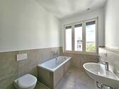 Bad Wanne und Dusche im Obergeschoss - 