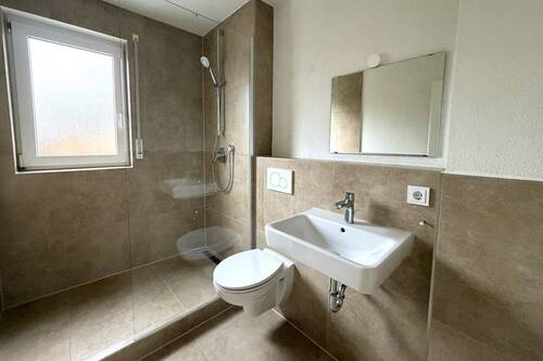 Badezimmer - Komfortable 2-Zimmer-Wohnung mit Balkon, neuer Einbauküche & Stellplatz