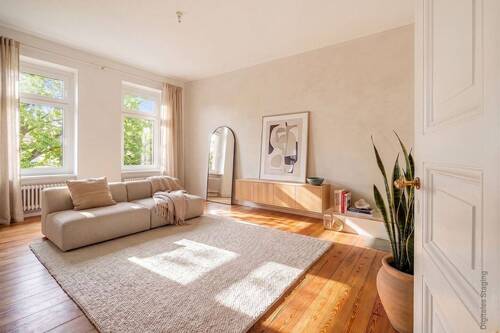 Wohnzimmer - 2-Zimmer-Altbauwohnung mit Gemeinschaftsterrasse in Moabiter Kiezlage
