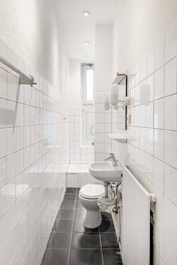 Bad mit Dusche - 